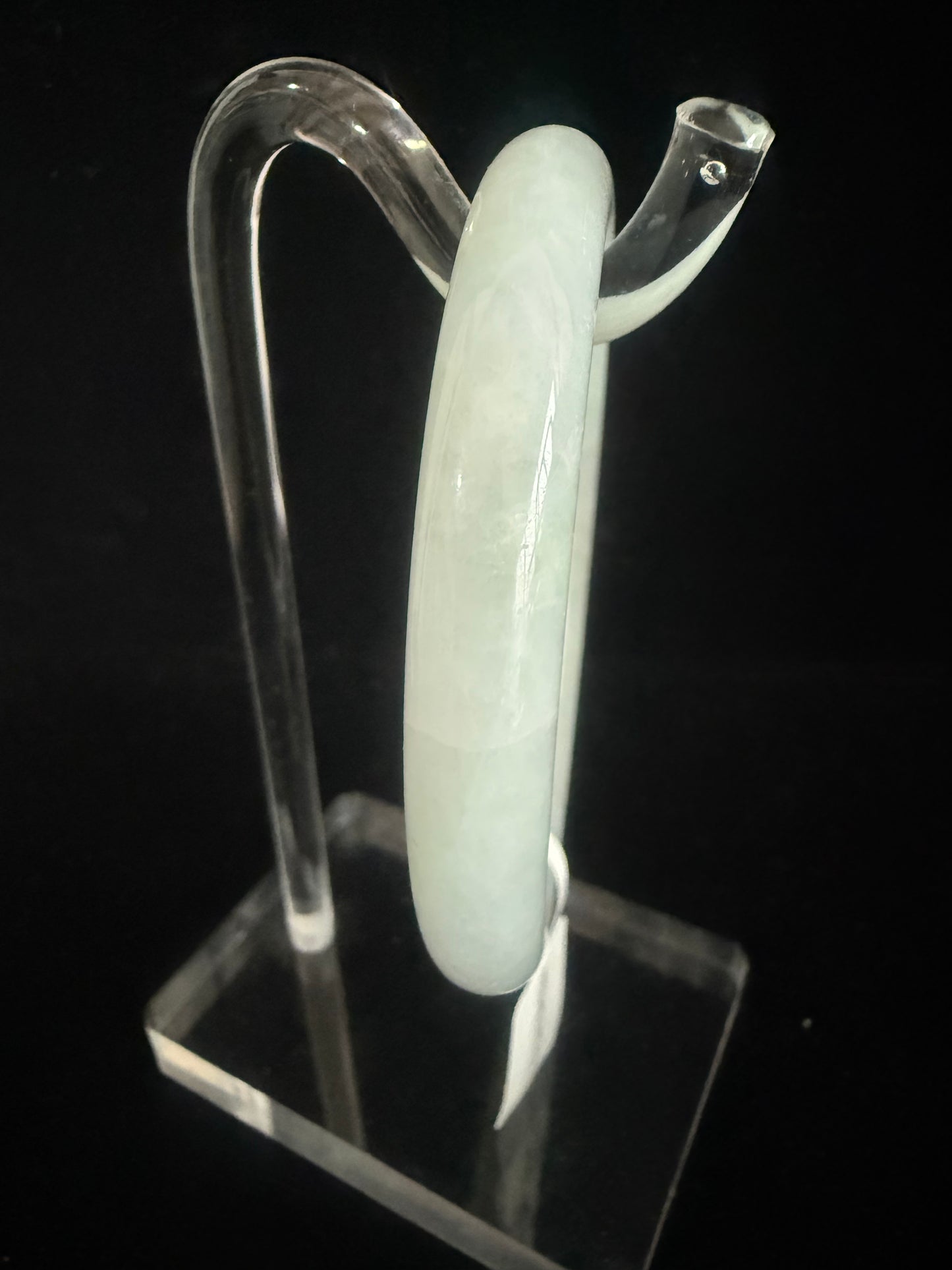 344. Traditional round glossy Jade bangle