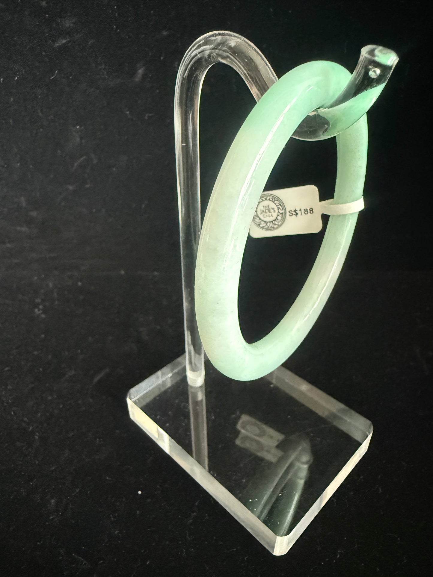 428. Lively green thin round jade bangle