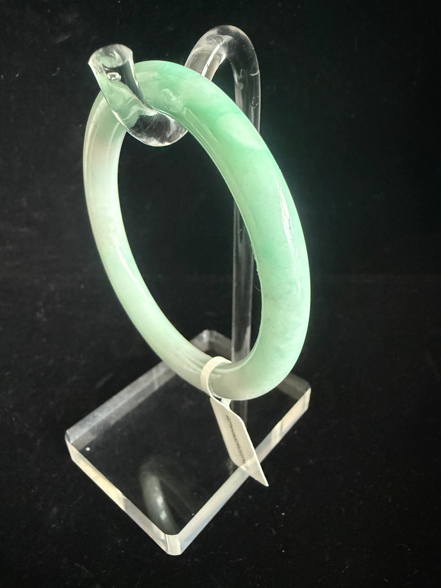 428. Lively green thin round jade bangle