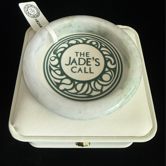 324. White bangle with light green trace Jade bangle