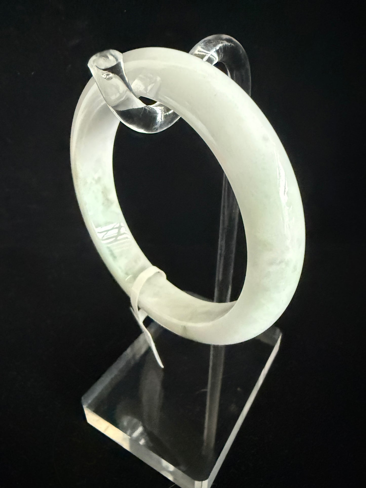 324. White bangle with light green trace Jade bangle