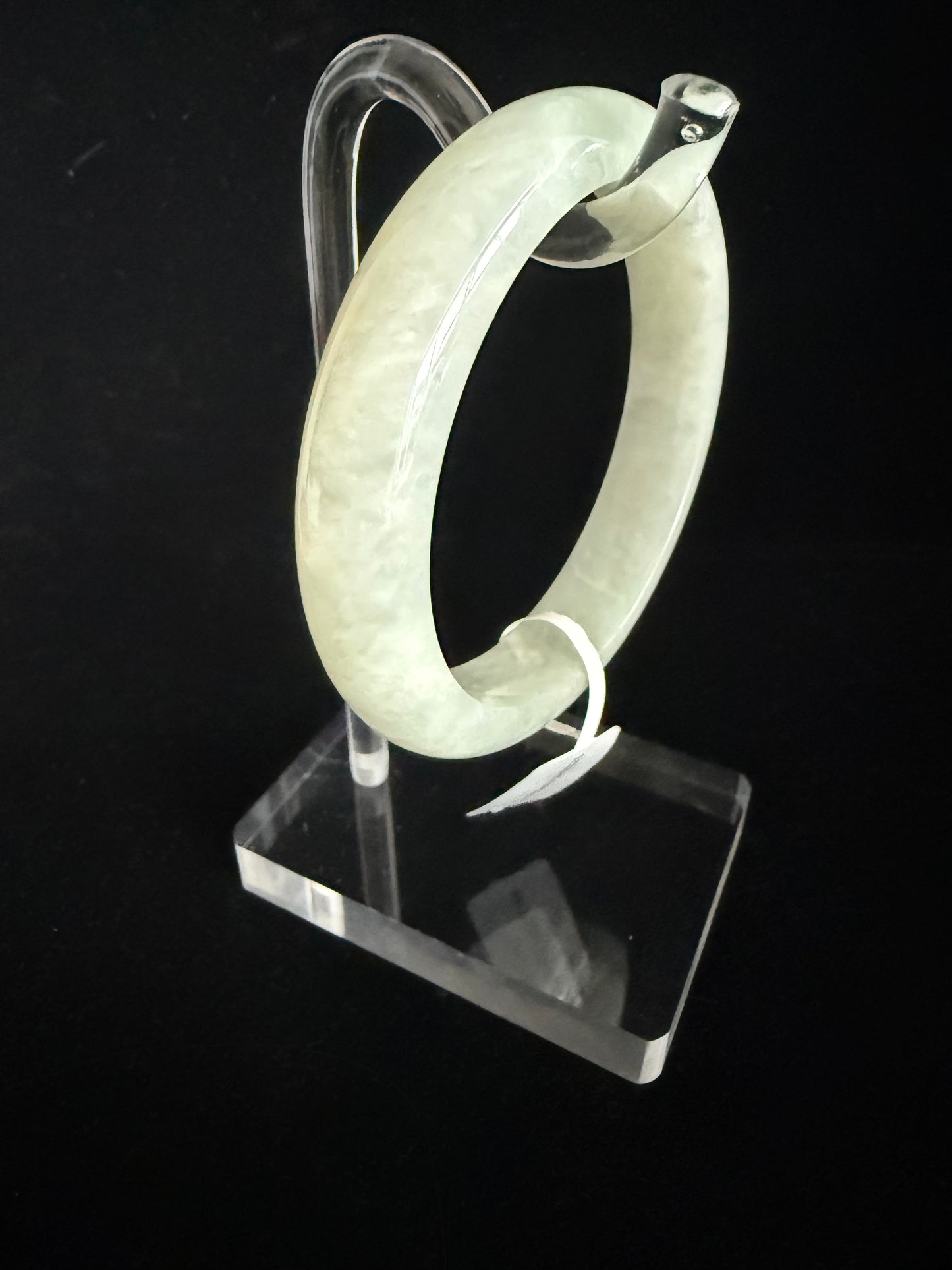 325. Light Pear colored Jade bangle