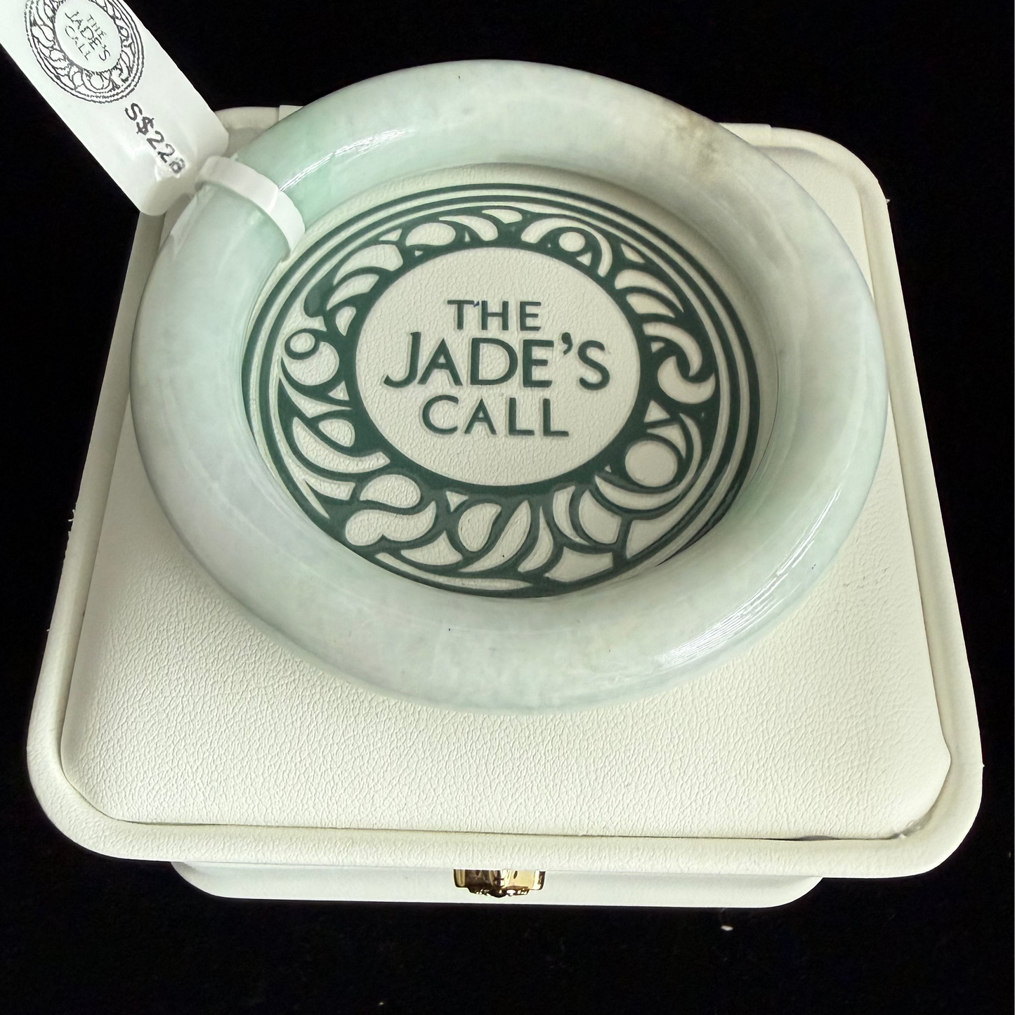 422. Traditional round jade bangle