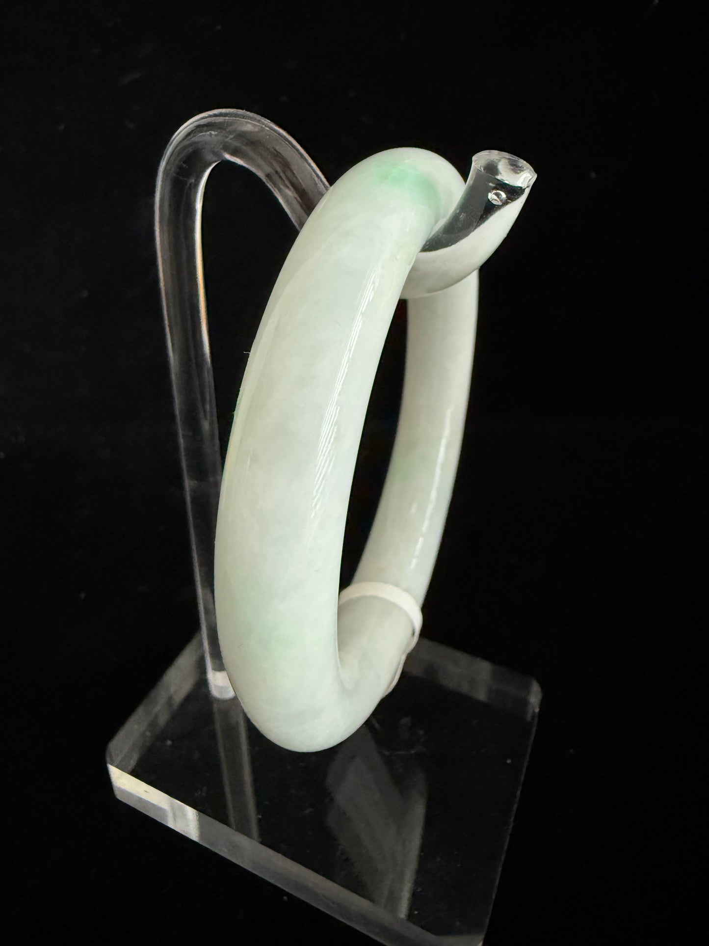 422. Traditional round jade bangle