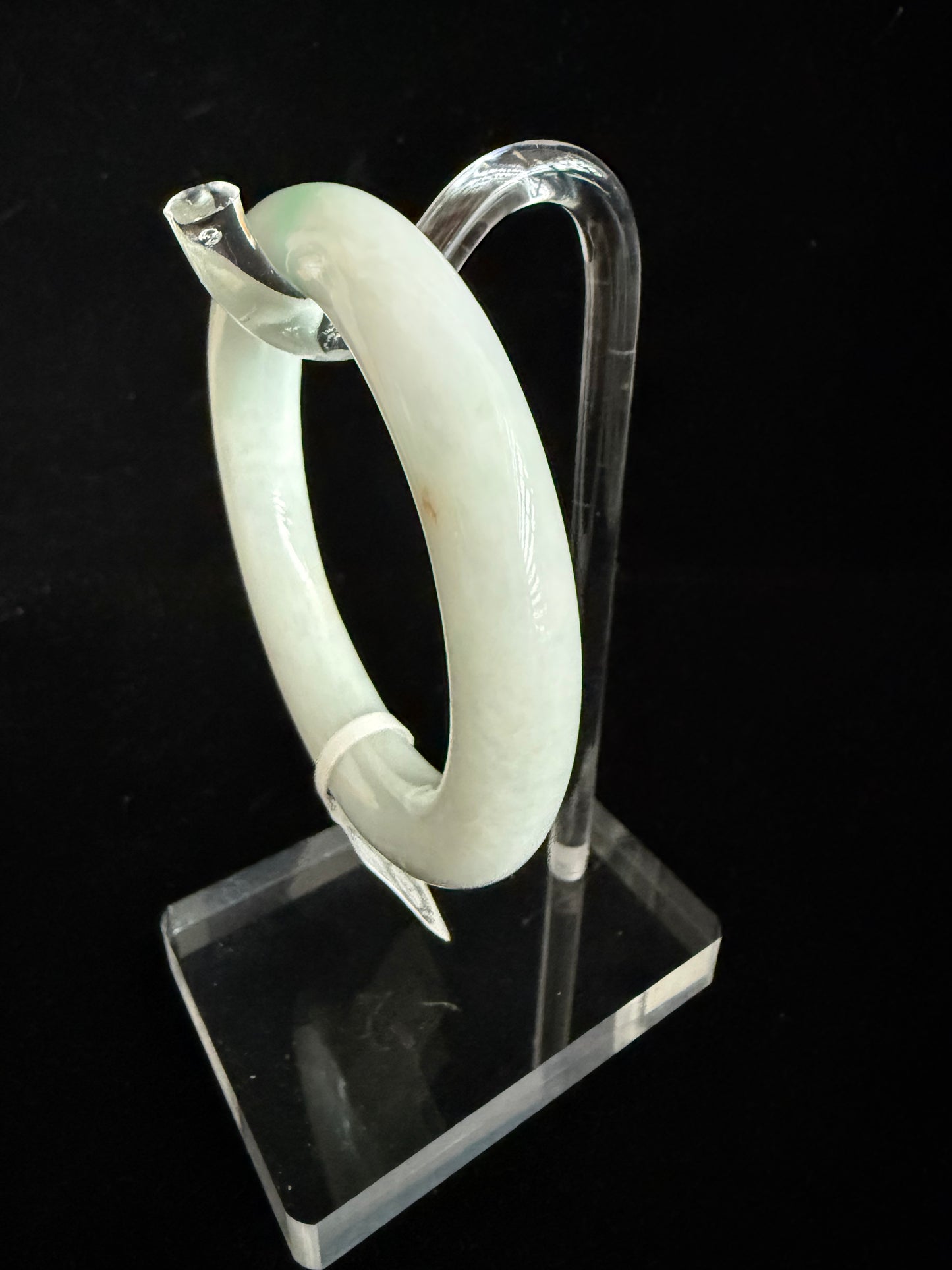 422. Traditional round jade bangle