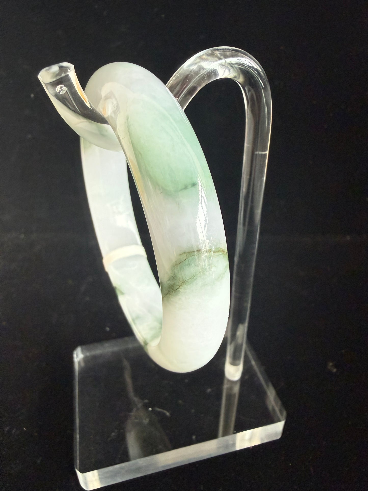 416.White with green and dark green streaks jade bangle