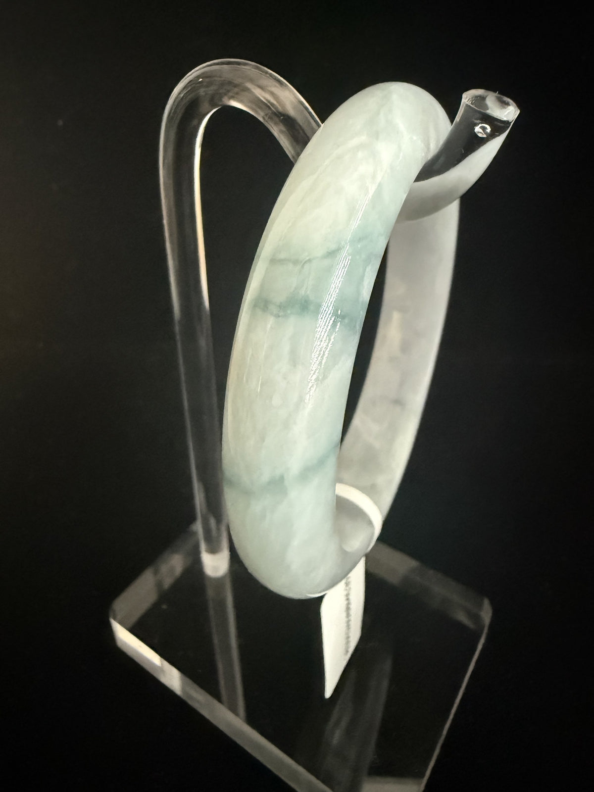 539. White lavender with blue-green veins chunky jade bangle