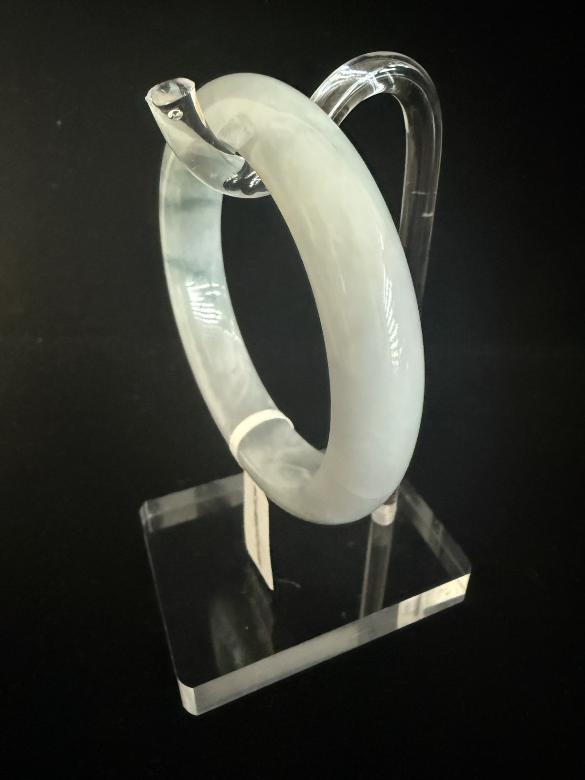 539. White lavender with blue-green veins chunky jade bangle