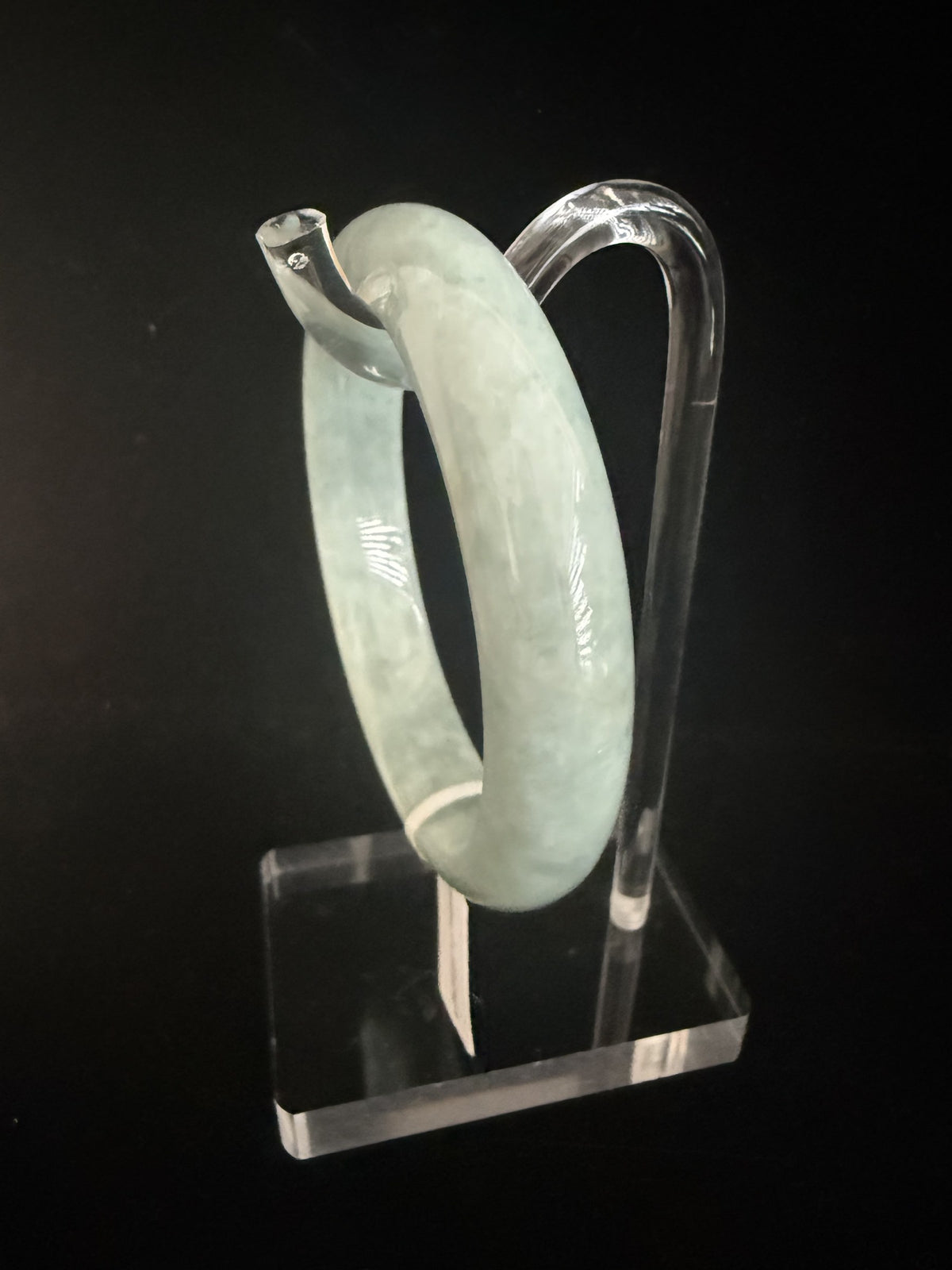 542. Soft mint green round jade bangle