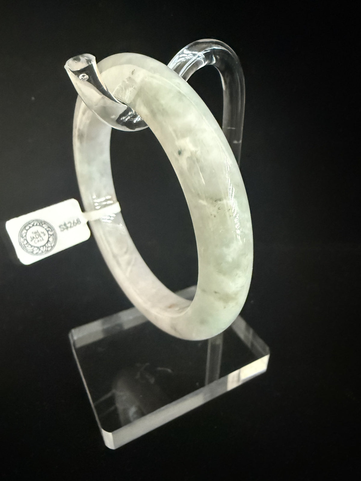 543. White lavender with pale green jade bangle