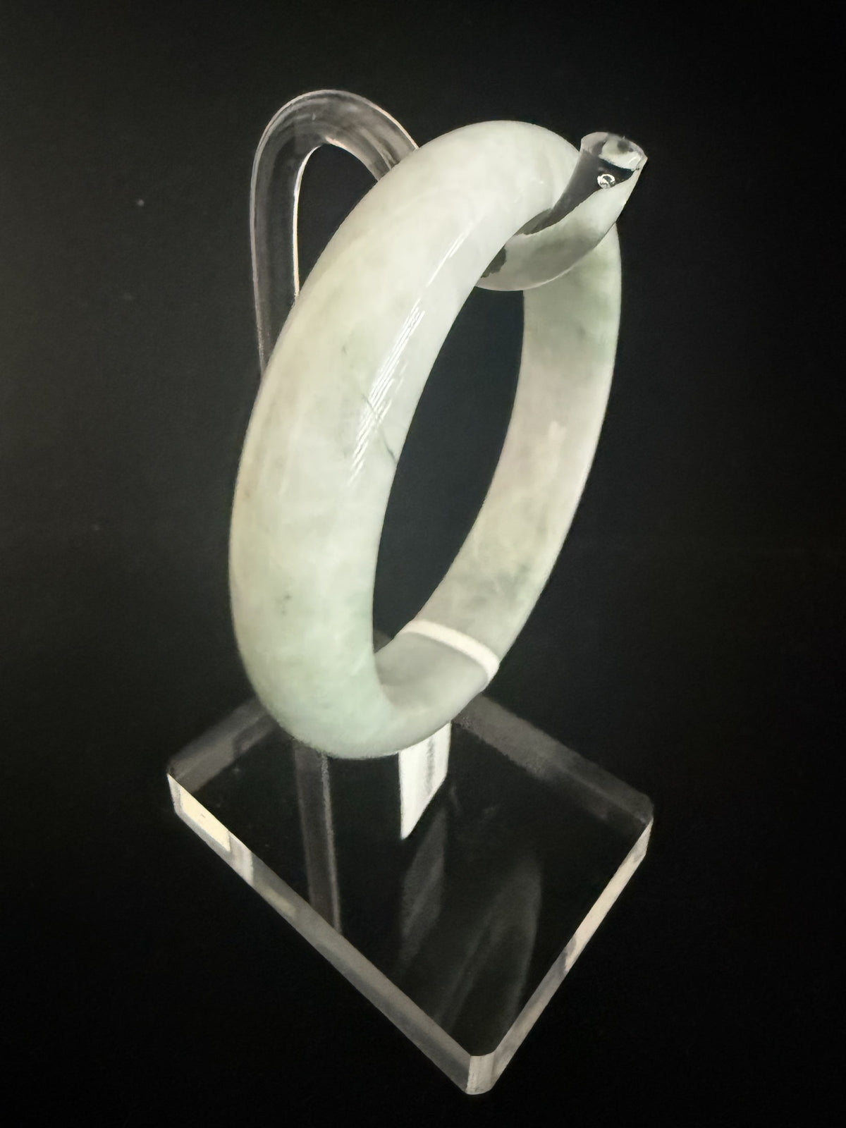 545. White lavender with pale green mottling chunky jade bangle