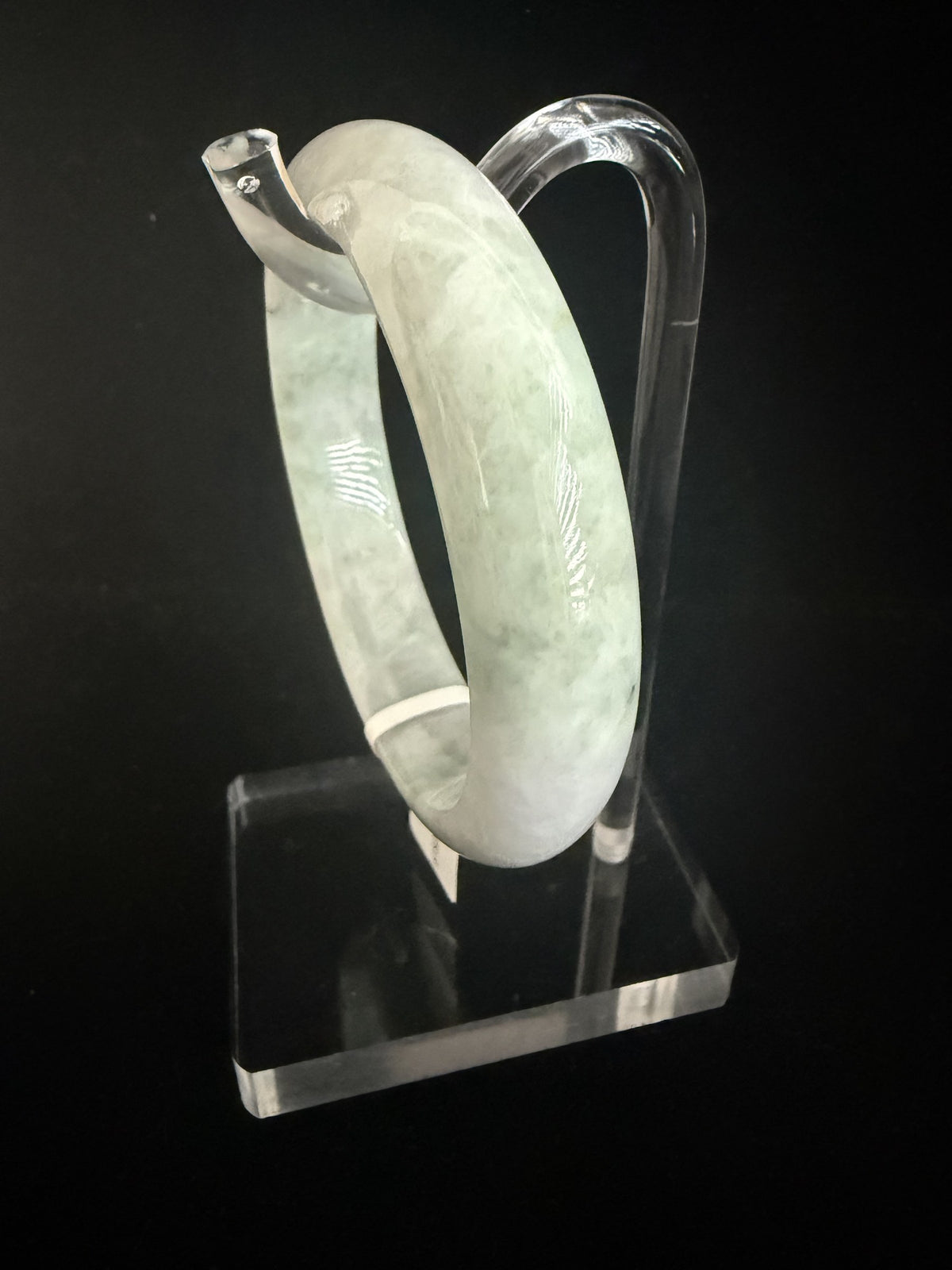 545. White lavender with pale green mottling chunky jade bangle