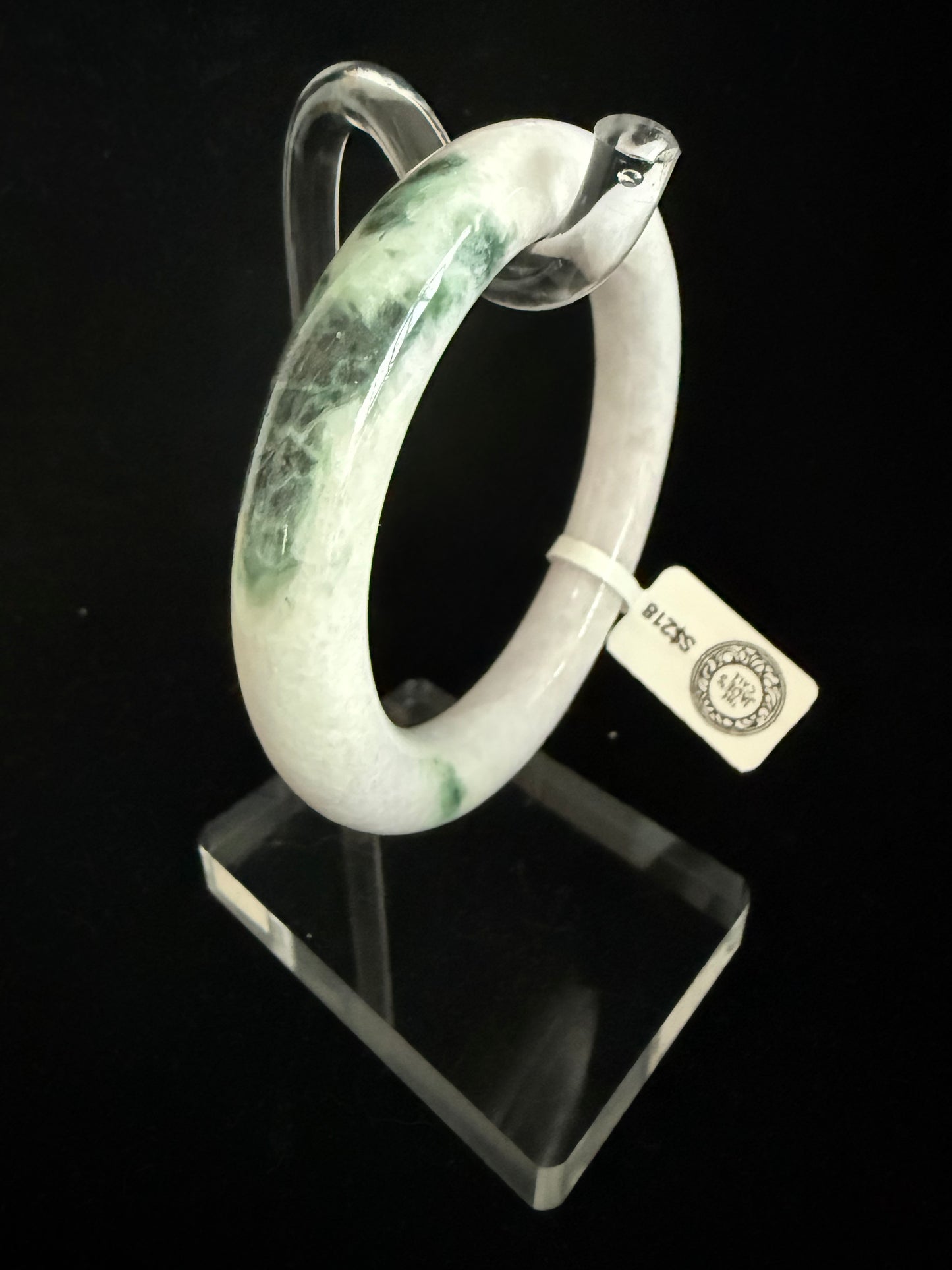 540. Traditional round jade bangle