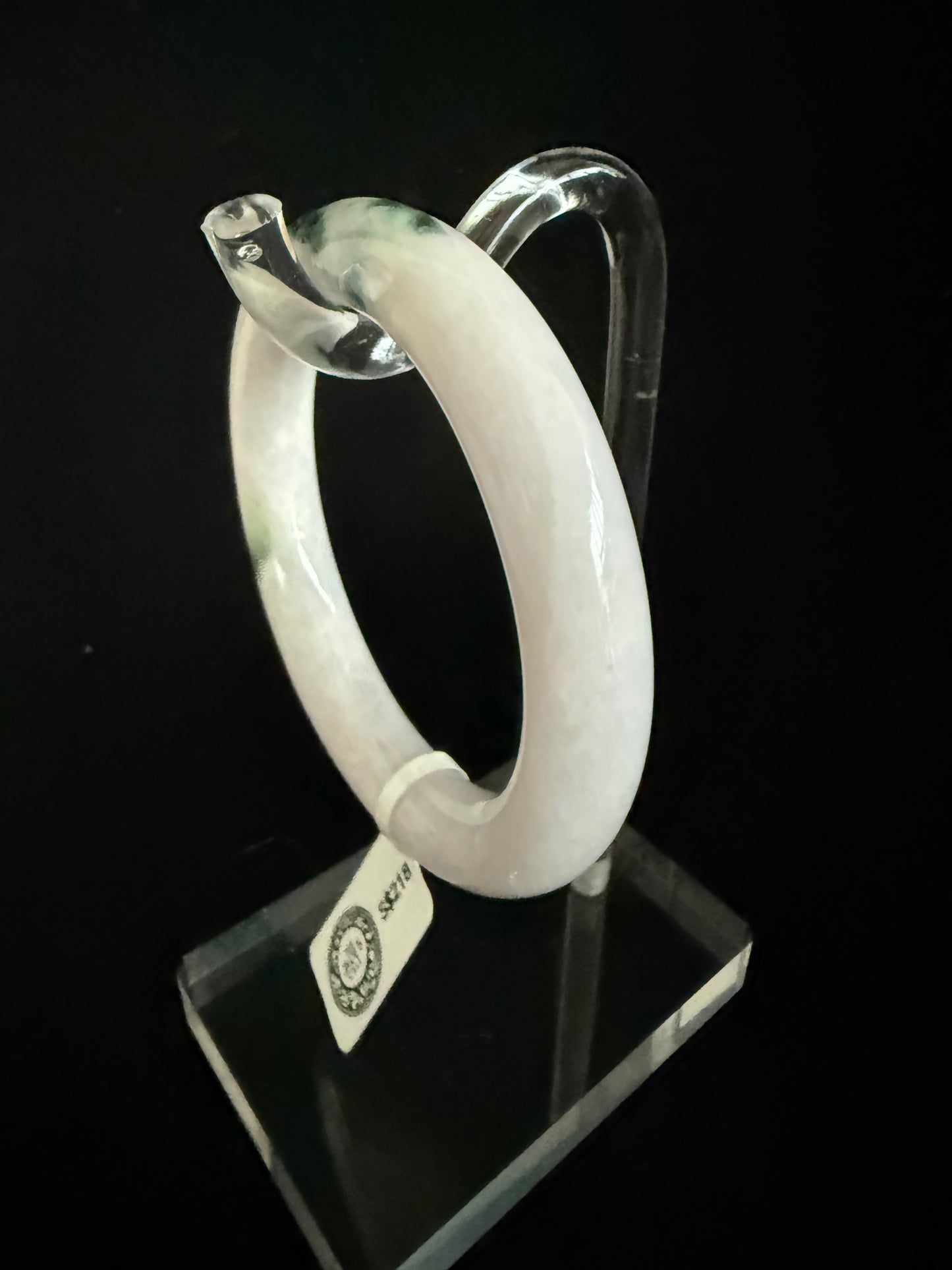540. Traditional round jade bangle