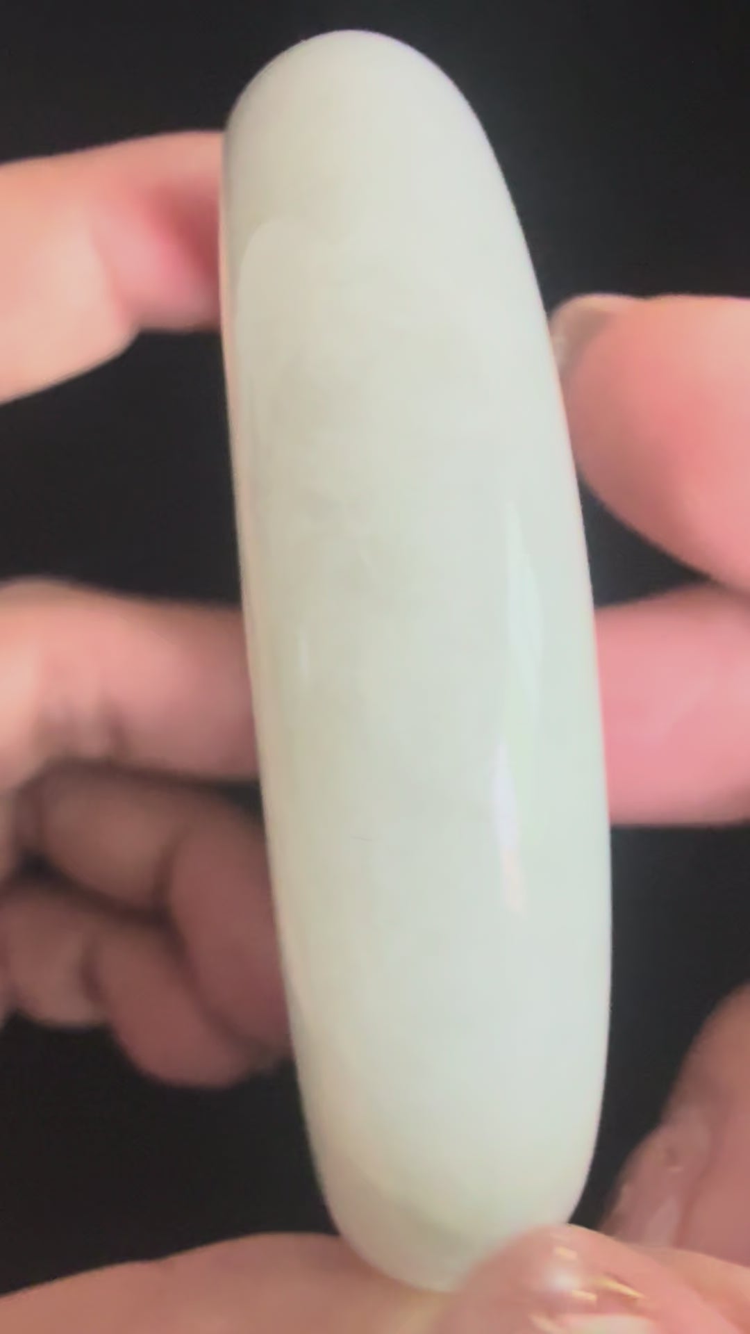 翡翠ヒスイ　ホワイトグリーンバングル 136. 光沢のあるグリーンの色合いの白翡翠のバングル – THE JADE's CALL